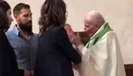 Σε διαθεσιμότητα ο ιερέας που χαστούκισε μωρό