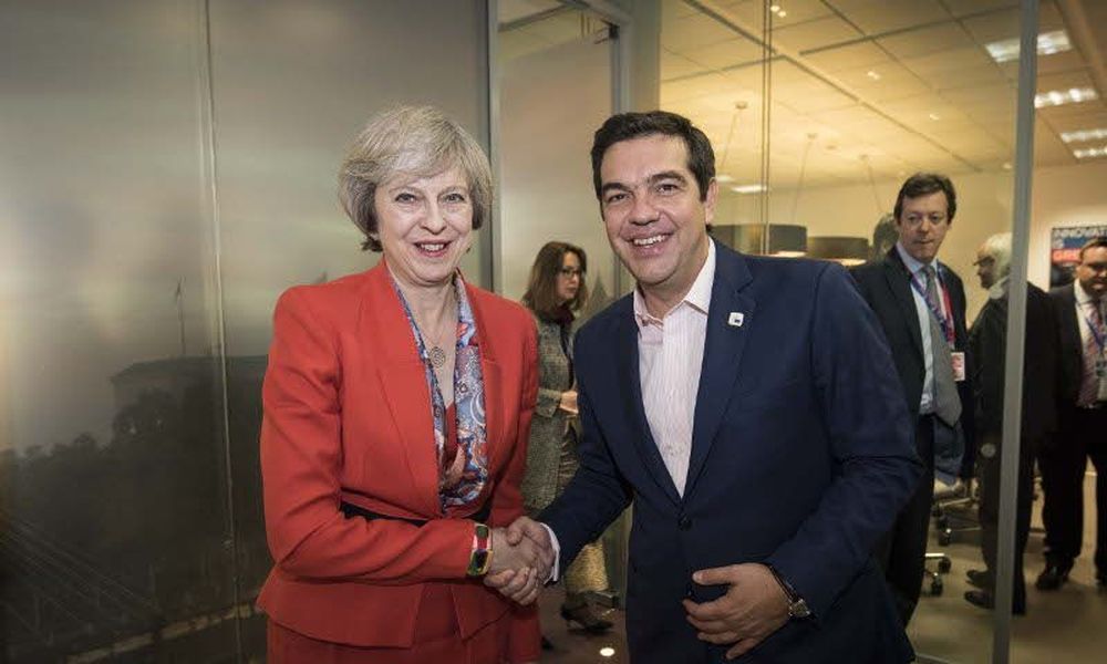 Στο Λονδίνο ο Τσίπρας: Συνάντηση την Τρίτη με Μέι και Κόρμπιν