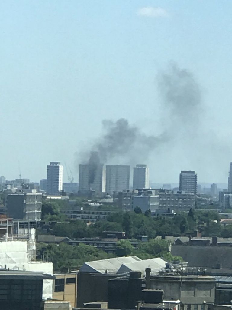 Λονδίνο: Μεγάλη πυρκαγιά σε ουρανοξύστη