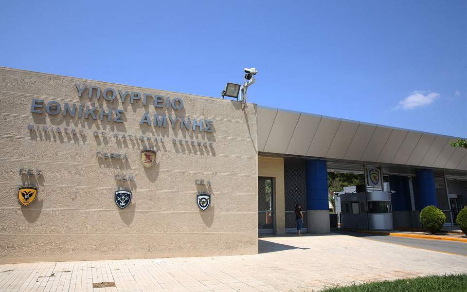 Αφαιρέθηκε ο όρος «λαθρομετανάστευση» από κείμενο διαβούλευσης του υπ. Αμυνας