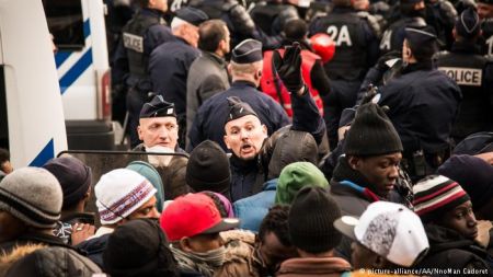 Deutsche Welle: Κράτηση προσφύγων δεν σημαίνει απέλαση