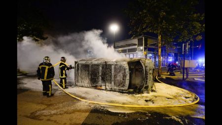 Γαλλία: Τέταρτη νύχτα έντασης στη Νάντη – Πυρπόλησαν οχήματα, έριξαν μολότοφ