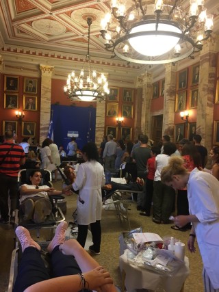 Οι υπάλληλοι της Βουλής έδωσαν αίμα για τους πληγέντες των πυρκαγιών