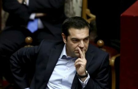 Εγκλωβισμένη η κυβέρνηση, ενώ η κοινωνική οργή φουντώνει