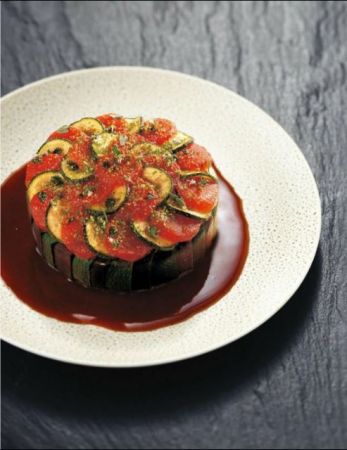 Μικρές “τούρτες” με αρνί, μελιτζάνες, κολοκύθια και ντομάτες