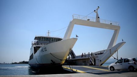 Φωτιά Εύβοια : Εκατοντάδες αυτοκίνητα στο λιμάνι της Αιδηψού