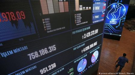 Η λίρα κατρακυλά παρά τα τουρκικά μέτρα