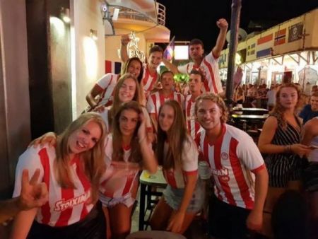 Ολλανδοί φαν του Φορτούνη δίνουν «ερυθρόλευκο» χρώμα στους δρόμους της Κω