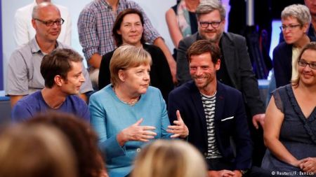 DW – Γερμανία: «Βουνό» τα προβλήματα στην εσωτερική πολιτική