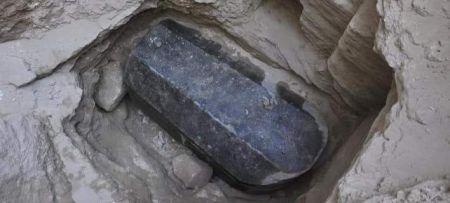 Αίγυπτος: Τι δείχνουν οι πρώτες αναλύσεις για τη γρανιτένια σαρκοφάγο