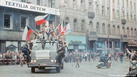 Πενήντα χρόνια από την “Άνοιξη της Πράγας” και την καταστολή της από τα σοβιετικά τεθωρακισμένα