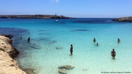 DW – Λαμπεντούζα: Από προσφυγικό σε τουριστικό hot spot