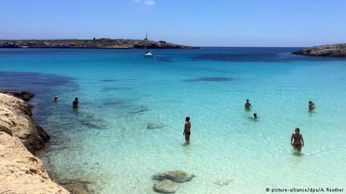DW – Λαμπεντούζα: Από προσφυγικό σε τουριστικό hot spot