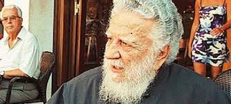 Πέθανε ο «ανυπότακτος» ιερέας που τέλεσε την κηδεία του Νίκου Καζαντζάκη