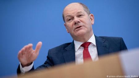 DW: O Σολτς θέλει να σκορπίσει δισεκατομμύρια στους Έλληνες