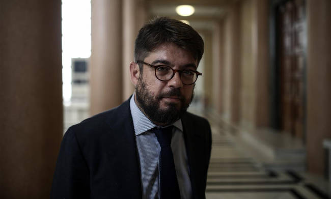 Ο Καλογήρου αναστέλλει την υποχρεωτική διαμεσολάβηση