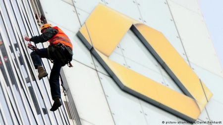 DW: Δύσκολοι καιροί για τις γερμανικές τράπεζες