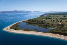 Σε αμμώδη περιοχή στα Κανατάδικα Ευβοίας προσάραξε φορτηγό πλοίο