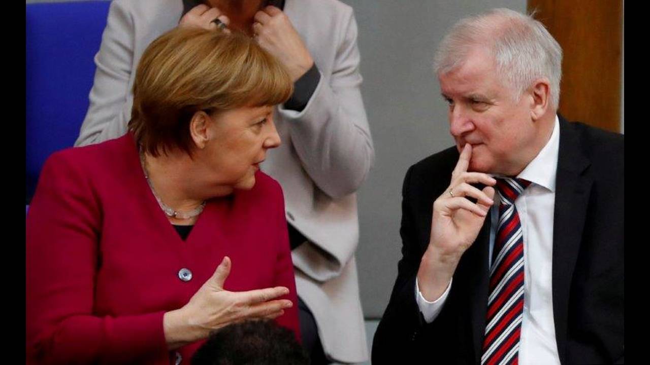 Επικρίσεις Μέρκελ κατά Ζέεχοφερ για το μεταναστευτικό