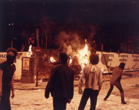 Επίθεση με μολότoφ και επεισόδια από ομάδα χούλιγκανς στου Ζωγράφου