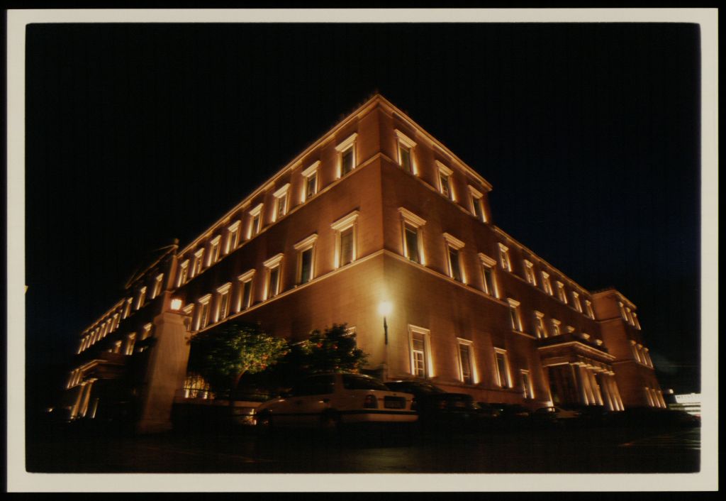 Η Βουλή φωτίζεται πράσινη χαιρετίζοντας τη συμφωνία για το Κλίμα