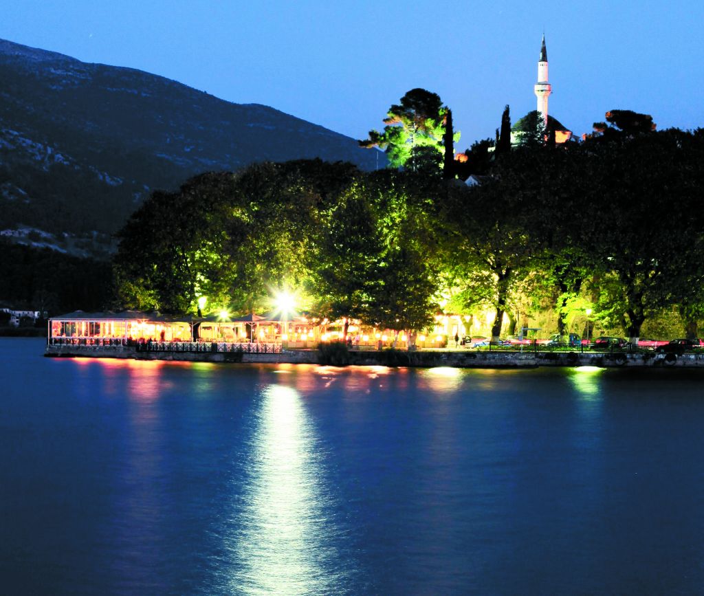 Αντιφασιστικά συνθήματα στην ορκωμοσία στην Περιφέρεια Ηπείρου