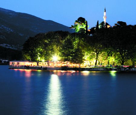 Αντιφασιστικά συνθήματα στην ορκωμοσία στην Περιφέρεια Ηπείρου