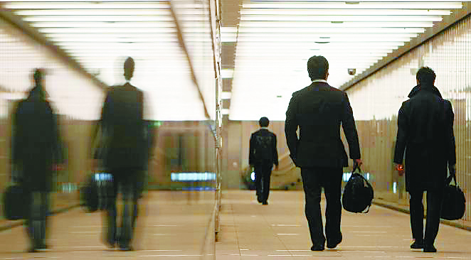 «Ψαλίδι» και στους μισθούς των τραπεζιτών