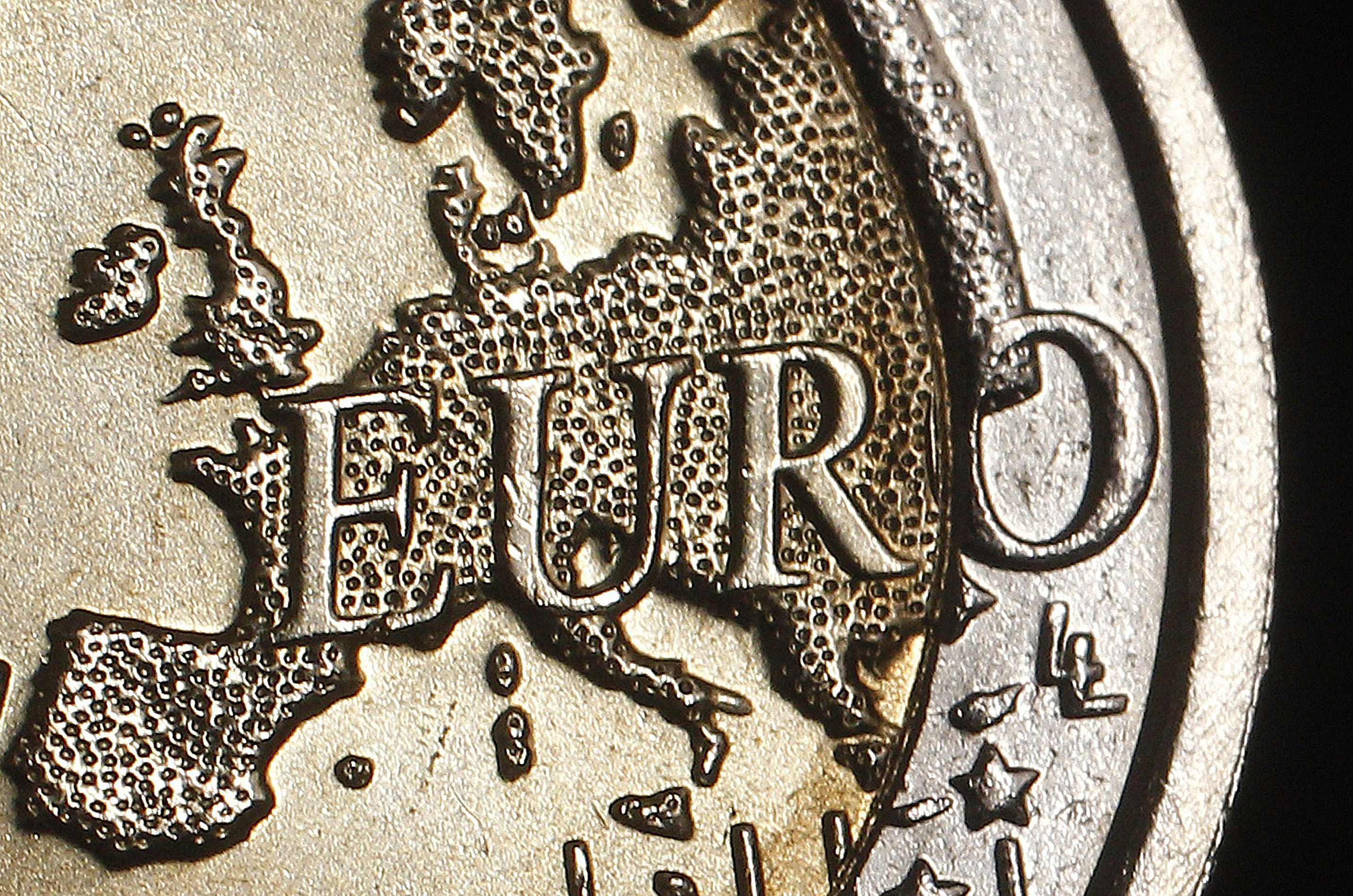 Bloomberg: Πιο φθηνή από τις εκτιμήσεις η διάσωση του ευρώ