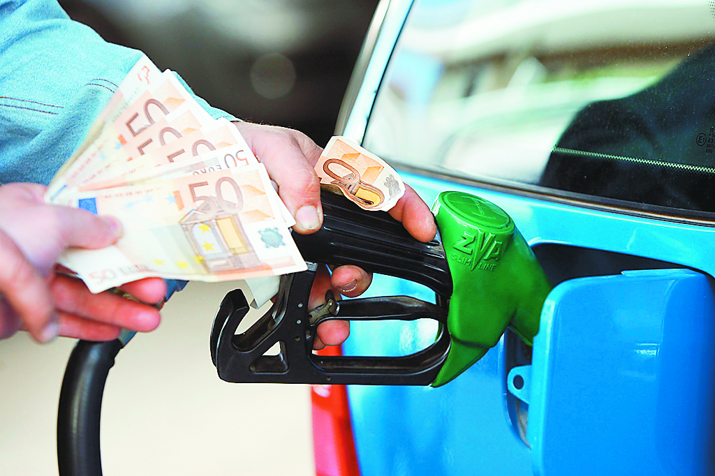 Στα ύψη η τιμή της αμόλυβδης βενζίνης, έφθασε τα 2 ευρώ το λίτρο