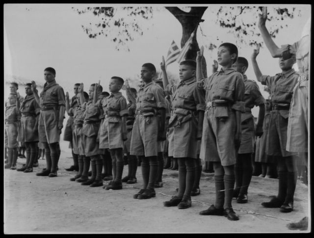 Ενα παιδί ζει τη βία του Εμφυλίου