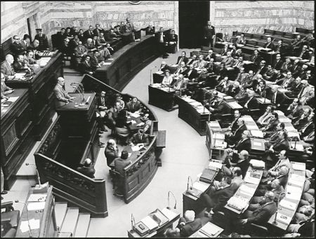 Ο γόρδιος δεσμός της απαγόρευσης πολιτικών κομμάτων