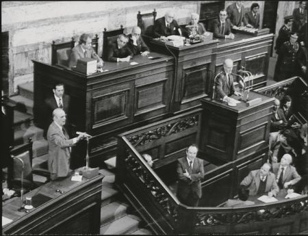 Μεταπολίτευση δύο πόλων χωρίς Φιλελεύθερο Κέντρο