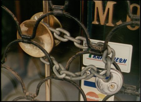 Λουκέτο έβαλαν 15.435 επιχειρήσεις το α’ πεντάμηνο