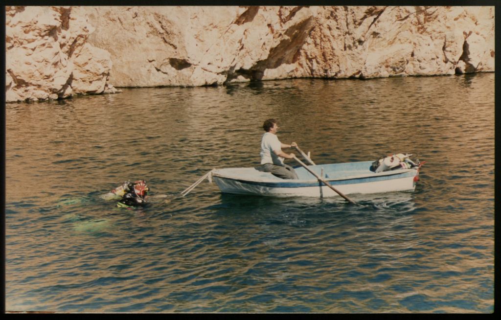 Θρίλερ με πτώμα άνδρα στα Λιμανάκια της Βουλιαγμένης – Τον χτύπησαν και τον έκαψαν