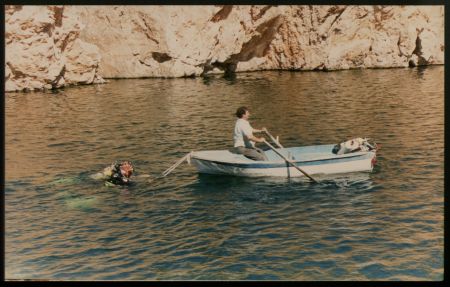 Θρίλερ με πτώμα άνδρα στα Λιμανάκια της Βουλιαγμένης – Τον χτύπησαν και τον έκαψαν