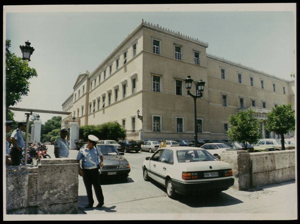 Πήγε να μπει στη Βουλή και τον συνέλαβαν για φοροδιαφυγή