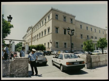Πήγε να μπει στη Βουλή και τον συνέλαβαν για φοροδιαφυγή