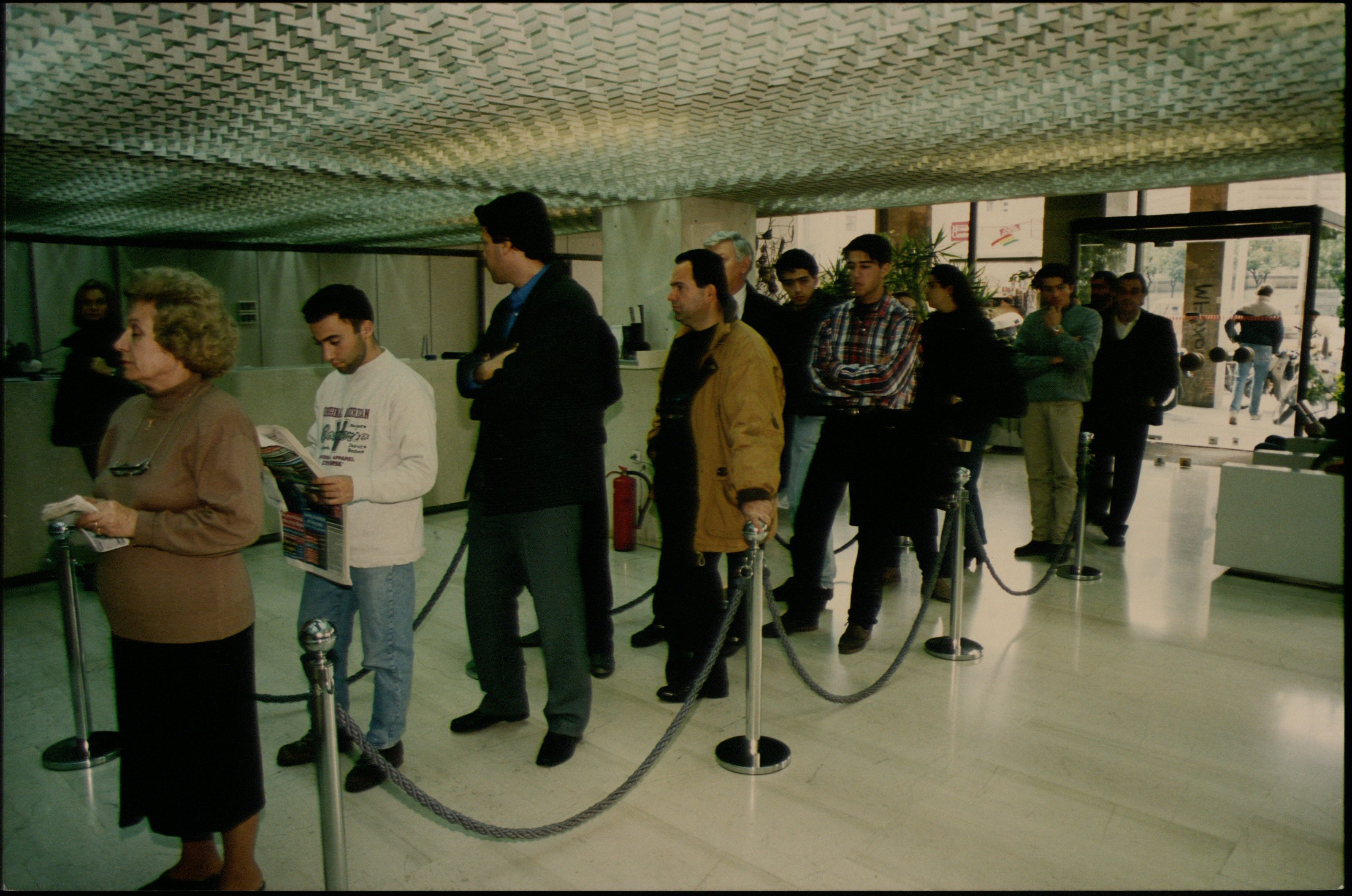 Στις τράπεζες οι φορολογούμενοι για τα τέλη κυκλοφορίας, «έπεσε» το taxis