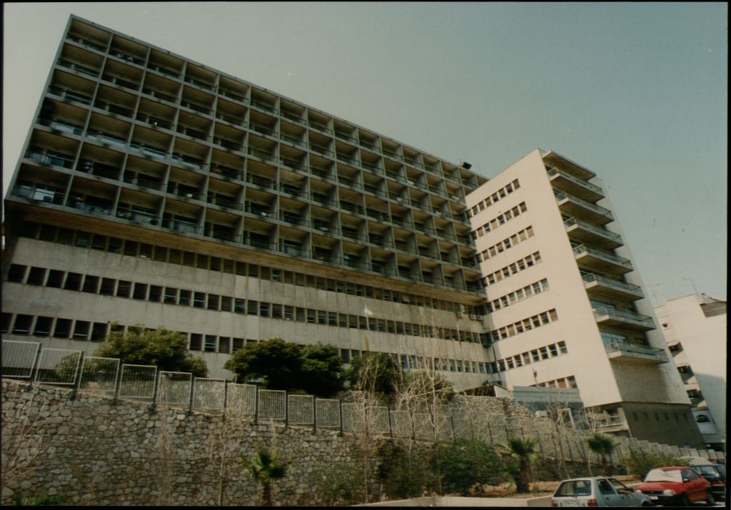 Σε κατάρρευση το αντικαρκινικό νοσοκομείο «Μεταξά»