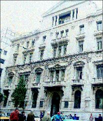 Η Εθνική Τράπεζα πουλάει…