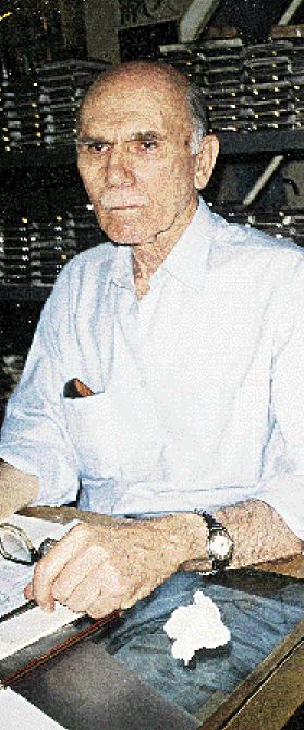 Απέναντι στον ποιητή
