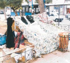 Οι μετανάστες της πλατείας Κουμουνδούρου