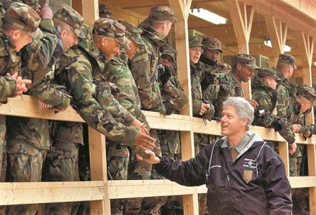 Ο Μπιλ Κλίντον και ο «ανθρωπιστικός πόλεμος»