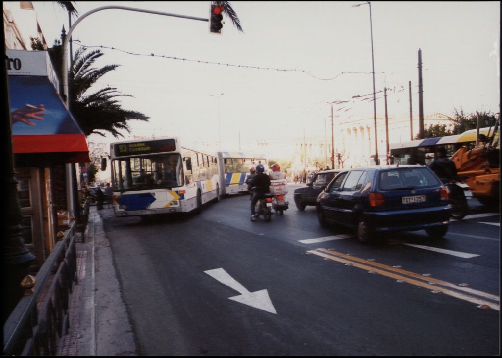 Λεωφορείο δέχθηκε επίθεση με μολότοφ έξω από το Πολυτεχνείο