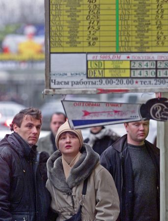 Σε ιστορικό χαμηλό το ρούβλι, παρέμβαση της Κεντρικής Τράπεζας της Ρωσίας