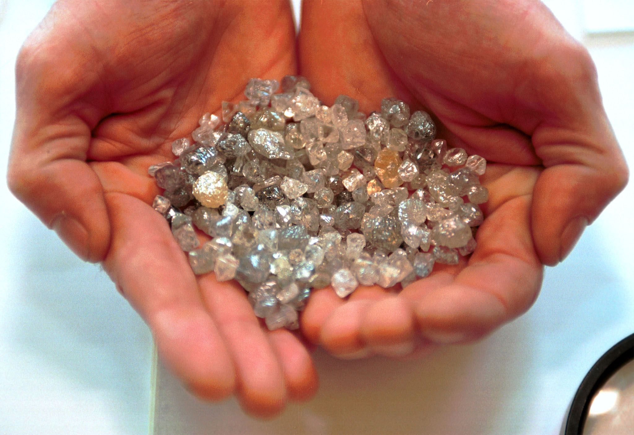 Εκατομμύρια μικροσκοπικά διαμάντια στη φλόγα κάθε κεριού!