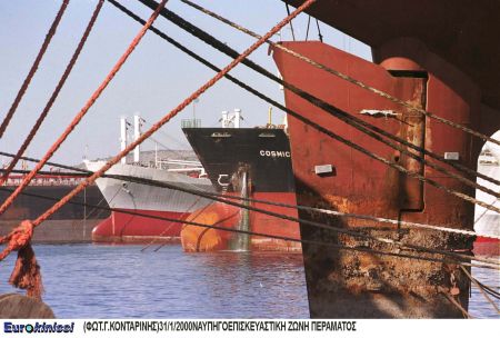 Κατεσβέσθη η φωτιά σε θαλαμηγό στα Ναυπηγεία Περάματος