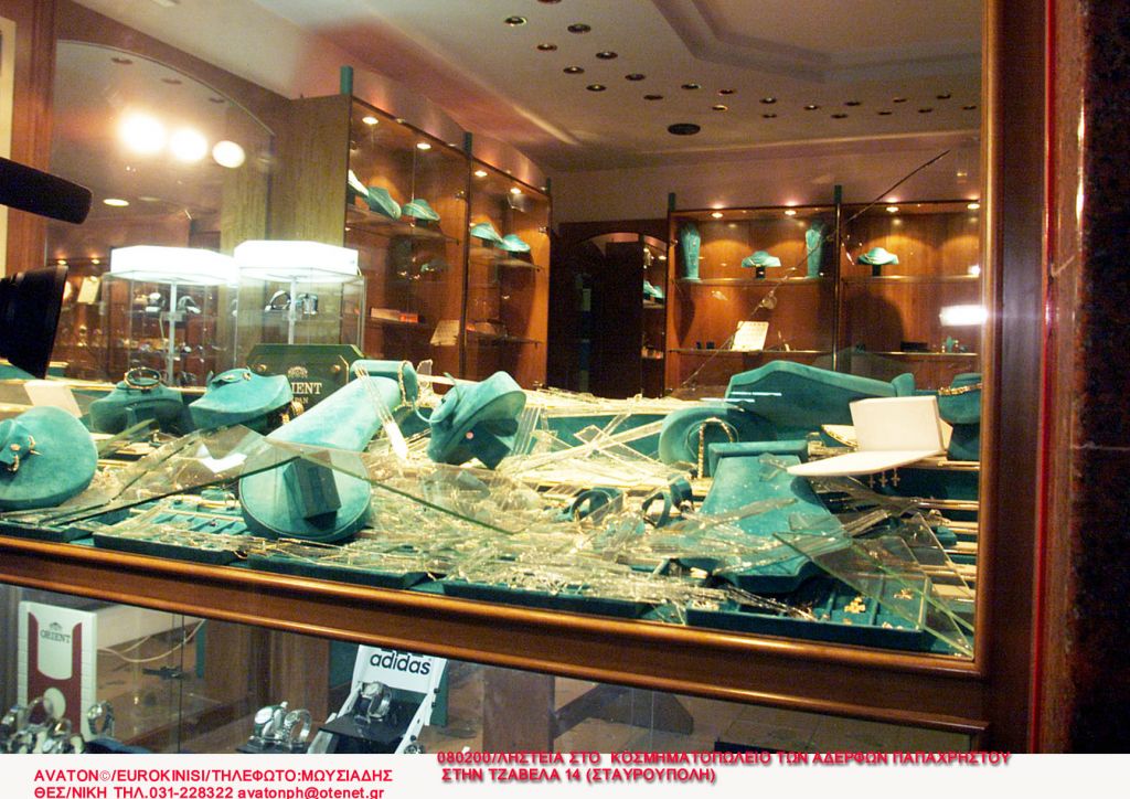 Κινηματογραφική διάρρηξη σε κοσμηματοπωλείο στην Ελευσίνα