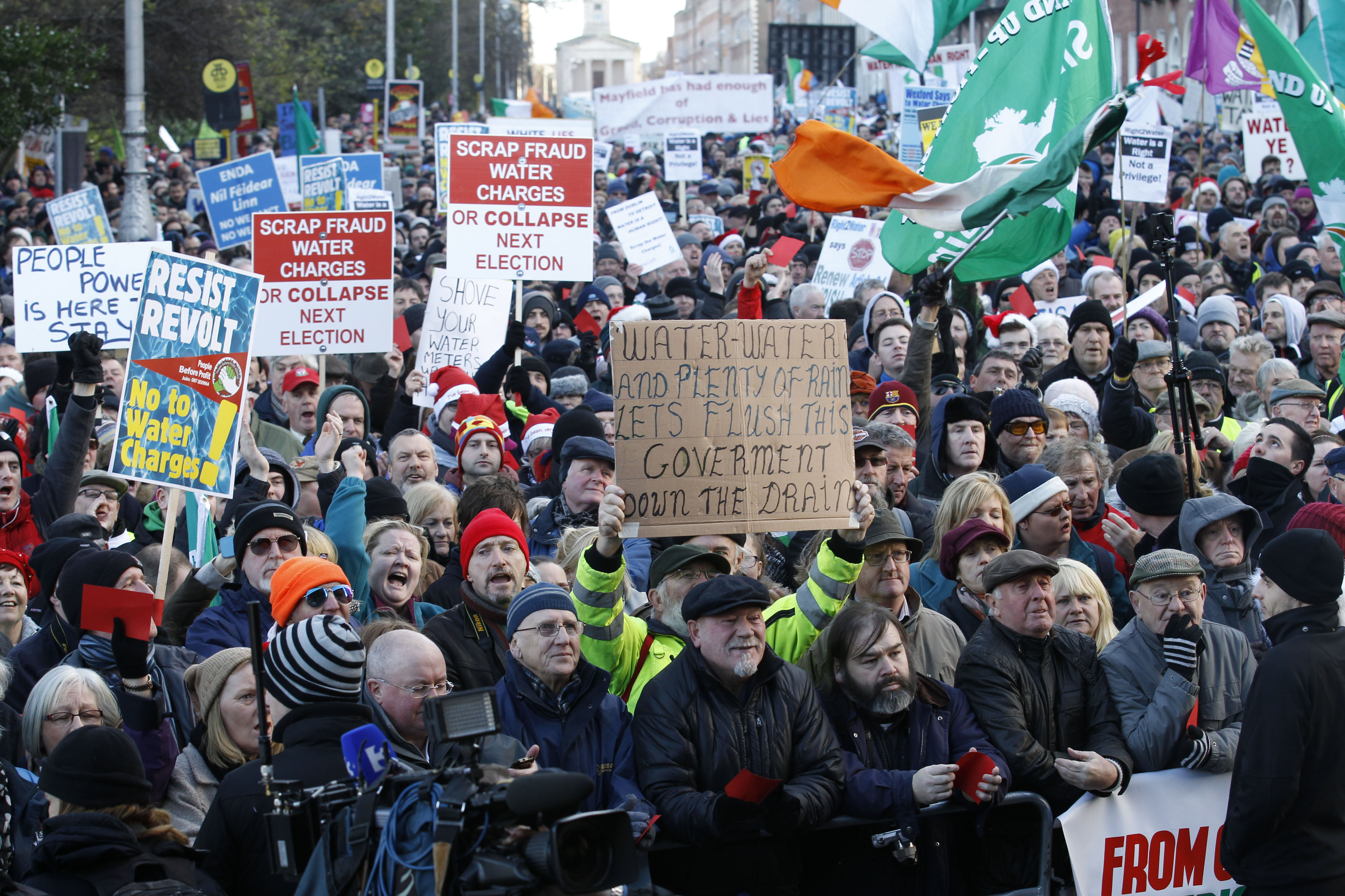 Δουβλίνο: Χιλιάδες διαδήλωσαν κατά της αύξησης της τιμής του νερού